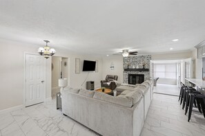 Smart TV, fireplace - Spacious 5 bedroom home in Bridge City w/ pool (Bridge City)