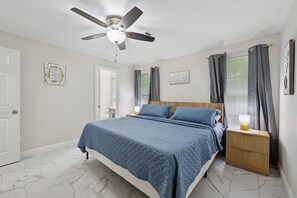 5 bedrooms, desk, iron/ironing board, travel cot - Spacious 5 bedroom home in Bridge City w/ pool (Bridge City)