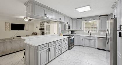 Spacious 5 bedroom home in Bridge City w/ pool