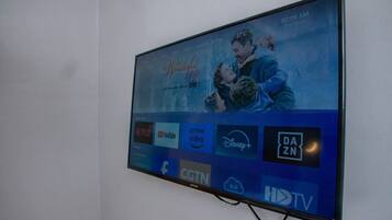 Un televisor mostrando un cartel de la película “Wonderful Life” y varios logotipos de servicios de transmisión.