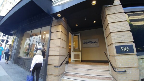 تفاصيل الفندق من الخارج