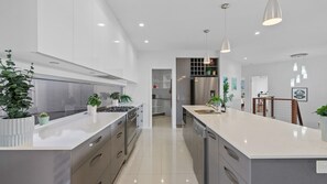 Kylskåp, mikrovågsugn, ugn och spishäll