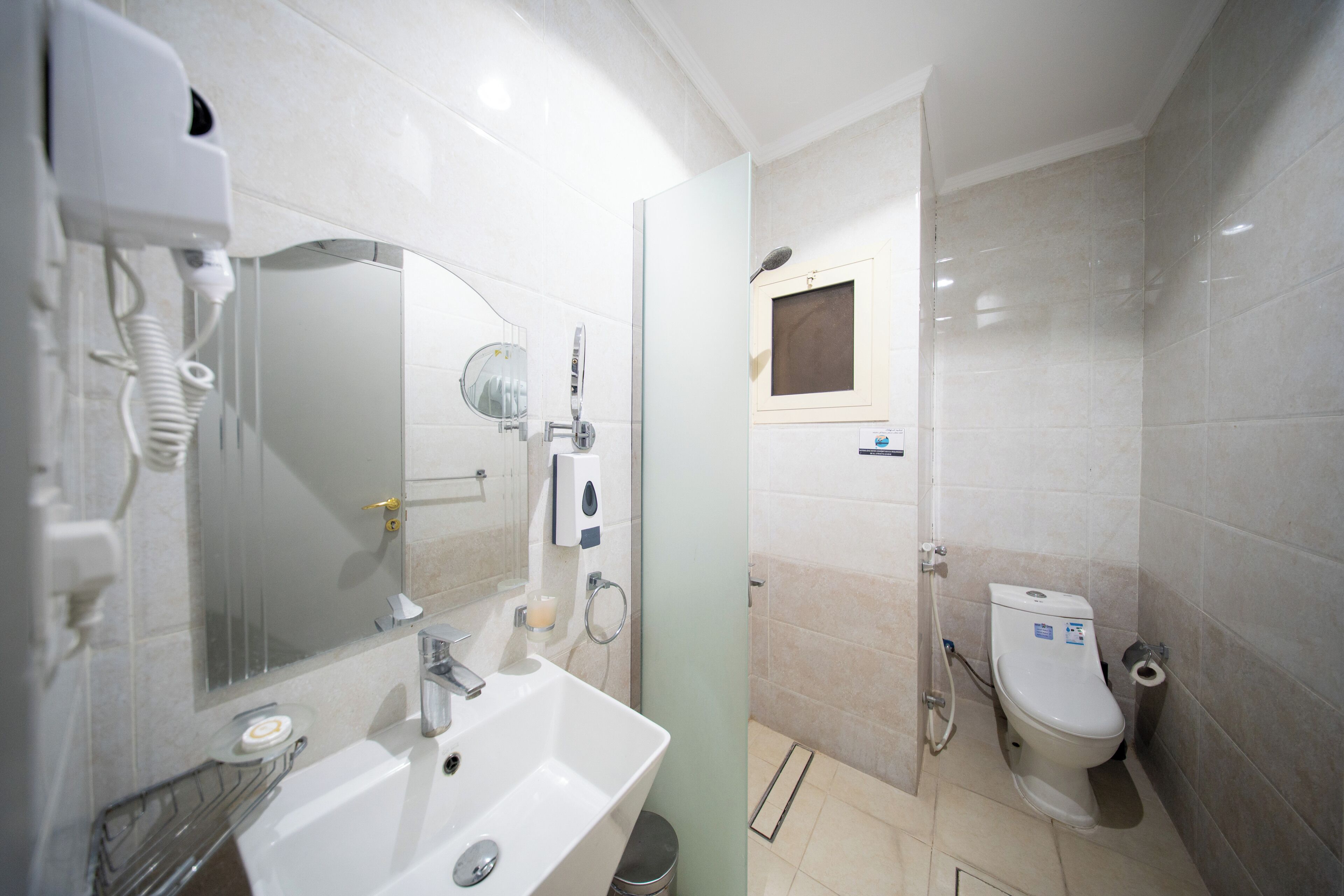 Combinazione doccia/vasca, pantofole, bidet, asciugamani