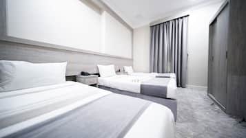 Minibar, cortinas blackout, tabla de planchar con plancha y wifi gratis