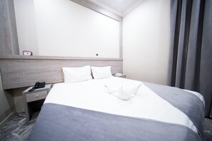 Dobbelt- eller tomannsrom | Minibar, blendingsgardiner, strykejern/-brett og wi-fi (inkludert)