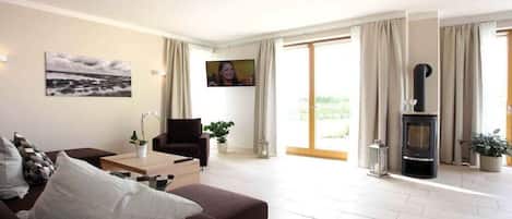 Fernseher, Kamin, Stereoanlage