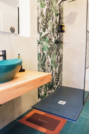 Shower, hair dryer, bidet, towels