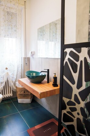 Dusche, Haartrockner, Bidet, Handtücher