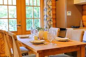 Villa, balcón, vistas al jardín | Servicio de comidas en la habitación