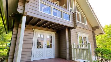 Biệt thự, ban công, quang cảnh vườn | Hiên