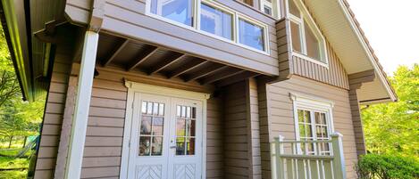 Vila, sacada, vista para o jardim | Terraço/pátio