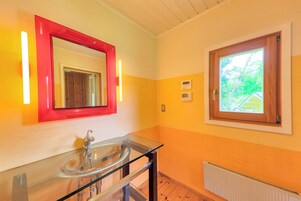 Villa, terraza, vistas al jardín | Baño | Albornoces y zapatillas