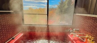 5 minutes by car from Yubatake! Luxurious stay in Kusatsu with a spectacular bath and sauna with free-flowing hot-spring water from the Kusatsu Onsen hot spring and unlimited movies!