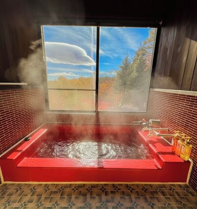 5 minutes by car from Yubatake! Luxurious stay in Kusatsu with a spectacular bath and sauna with free-flowing hot-spring water from the Kusatsu Onsen hot spring and unlimited movies!