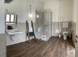 Regadera, secadora de cabello, bidet, toallas 