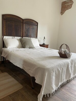 5 bedrooms, WiFi, bed sheets
