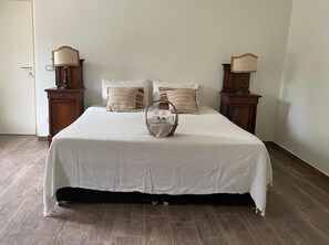 5 bedrooms, WiFi, bed sheets