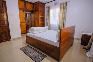 3 habitaciones, escritorio, tabla de planchar con plancha y wifi gratis 