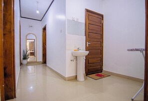 Toallas, jabón, shampoo, papel de baño