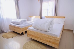 3 makuuhuonetta, työpöytä, silitysrauta/-lauta, ilmainen Wi-Fi