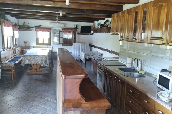 Køleskab, mikrobølgeovn, ovn, kogeplade