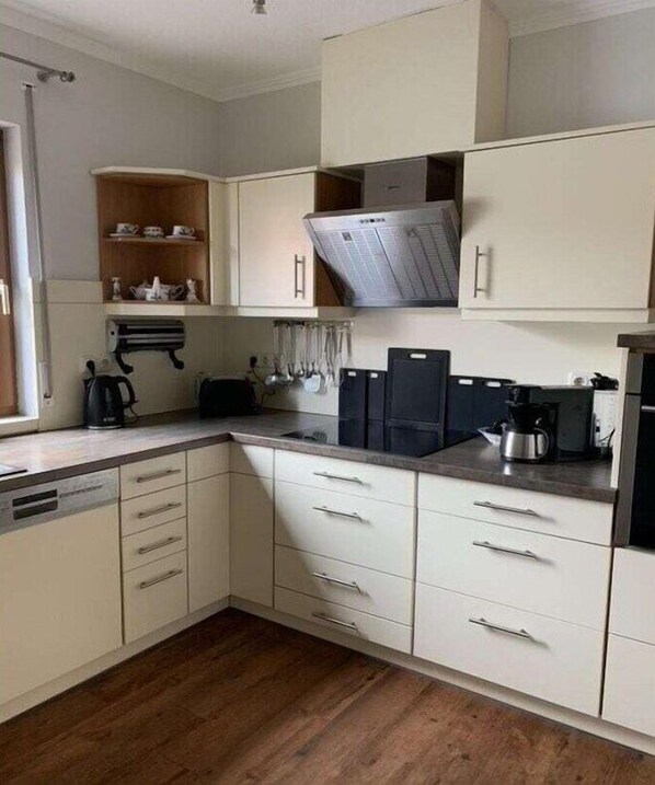 Jääkaappi, uuni, liesi, astianpesukone