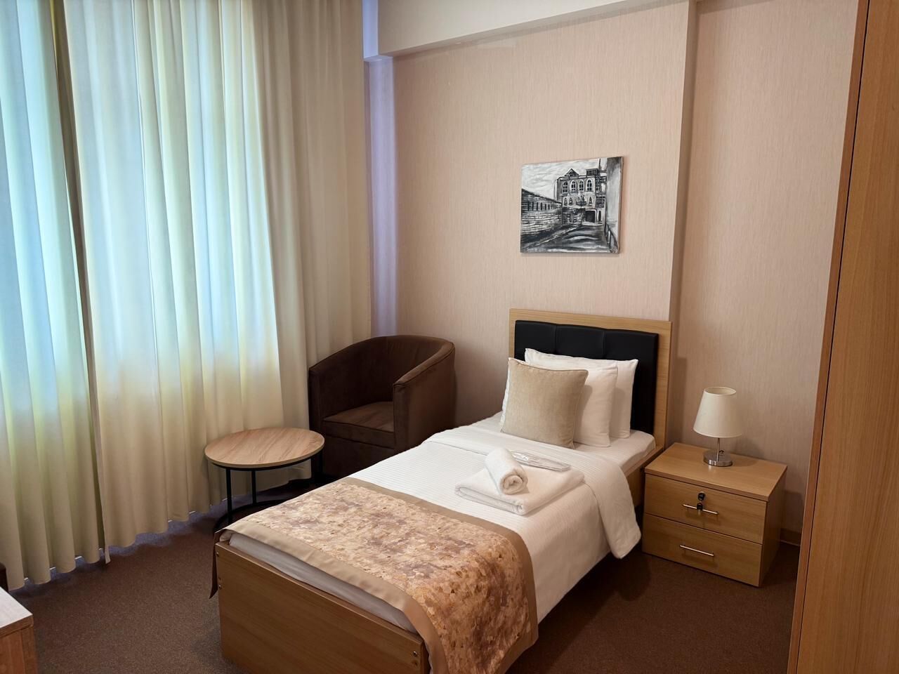 Escritorio, sistema de insonorización y tabla de planchar con plancha 