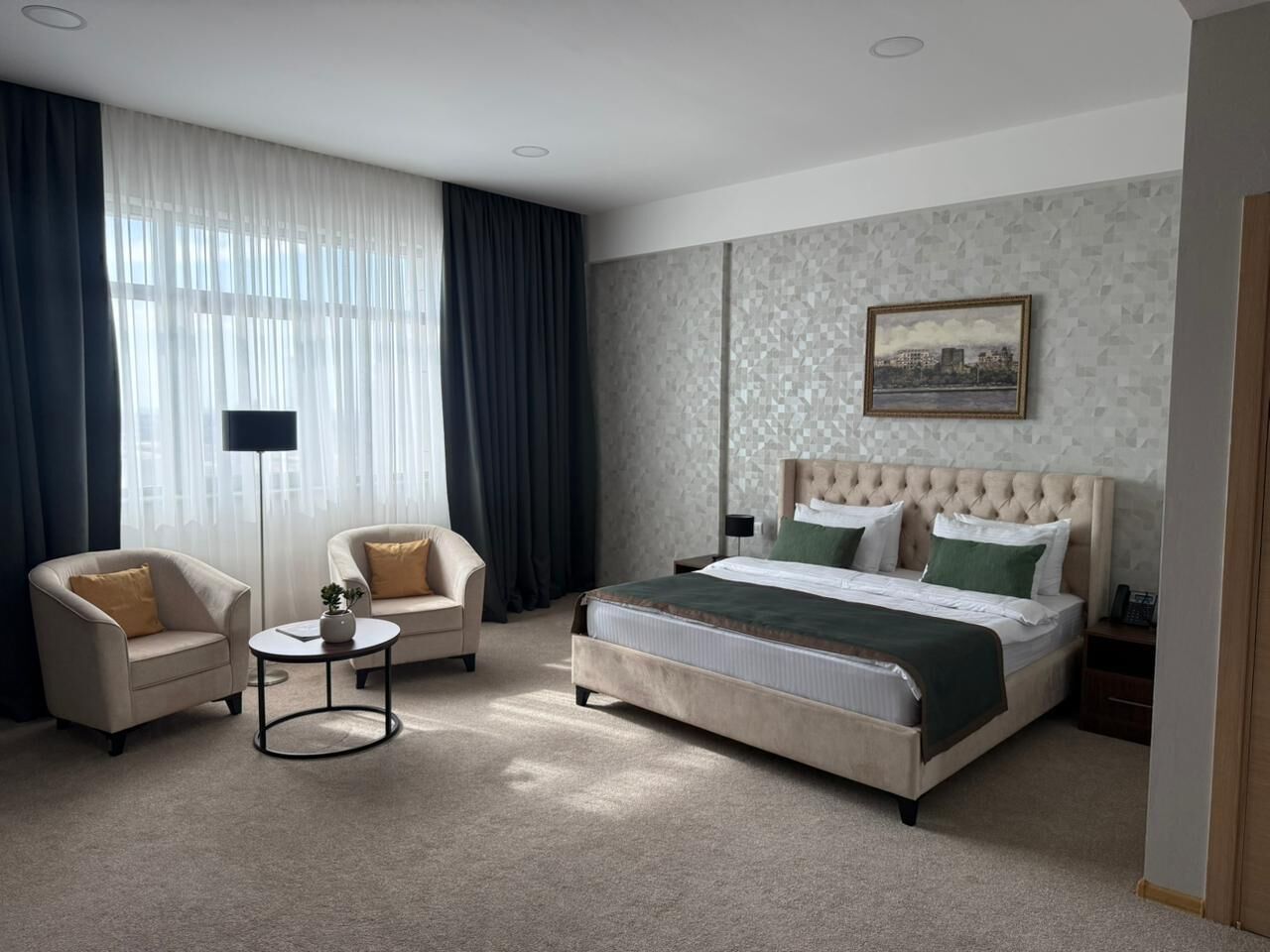 Escritorio, sistema de insonorización y tabla de planchar con plancha 