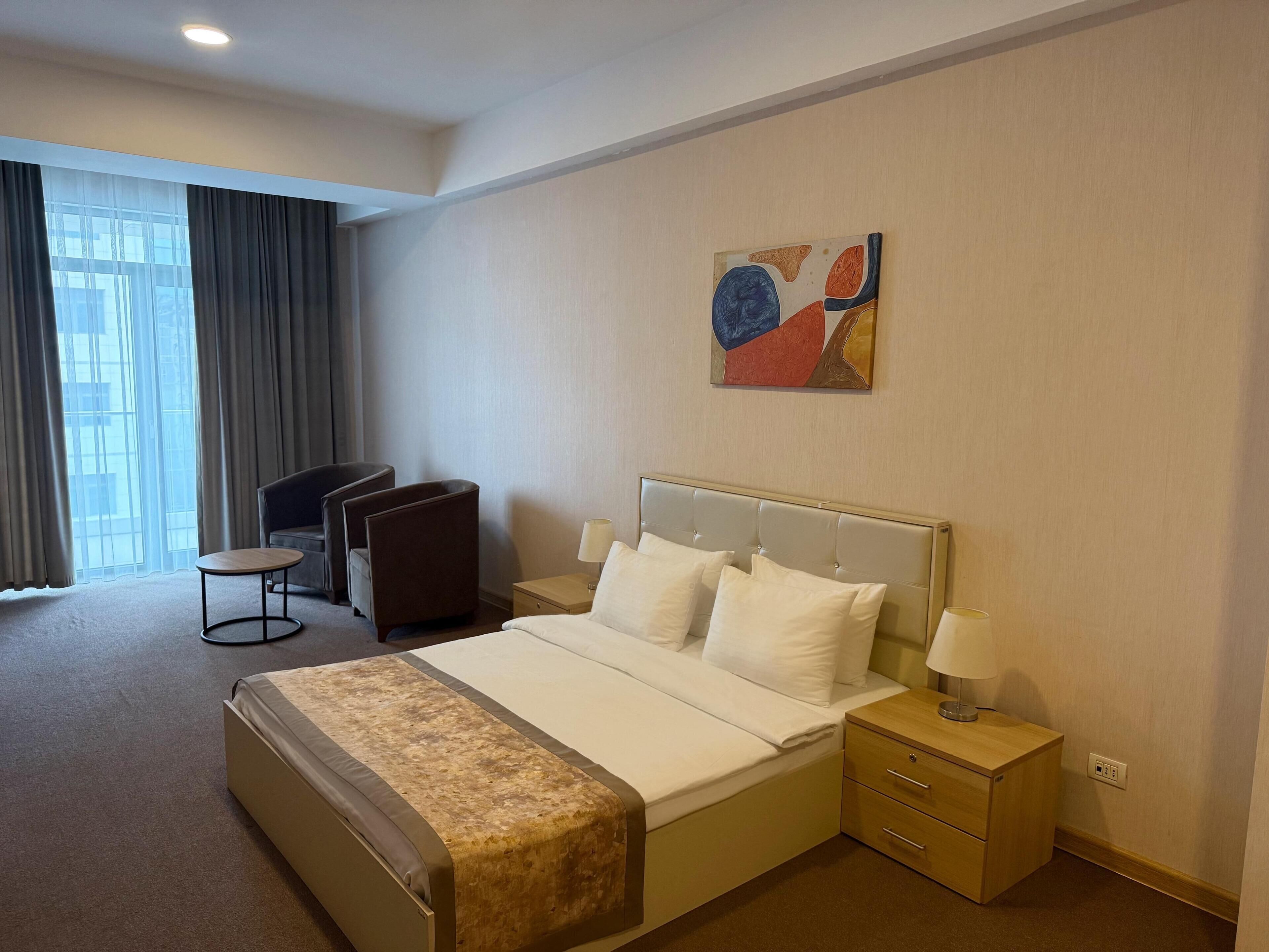 Quarto casal standard, vista para a cidade | Escrivaninha, quartos à prova de som, ferros/tábuas de passar roupa