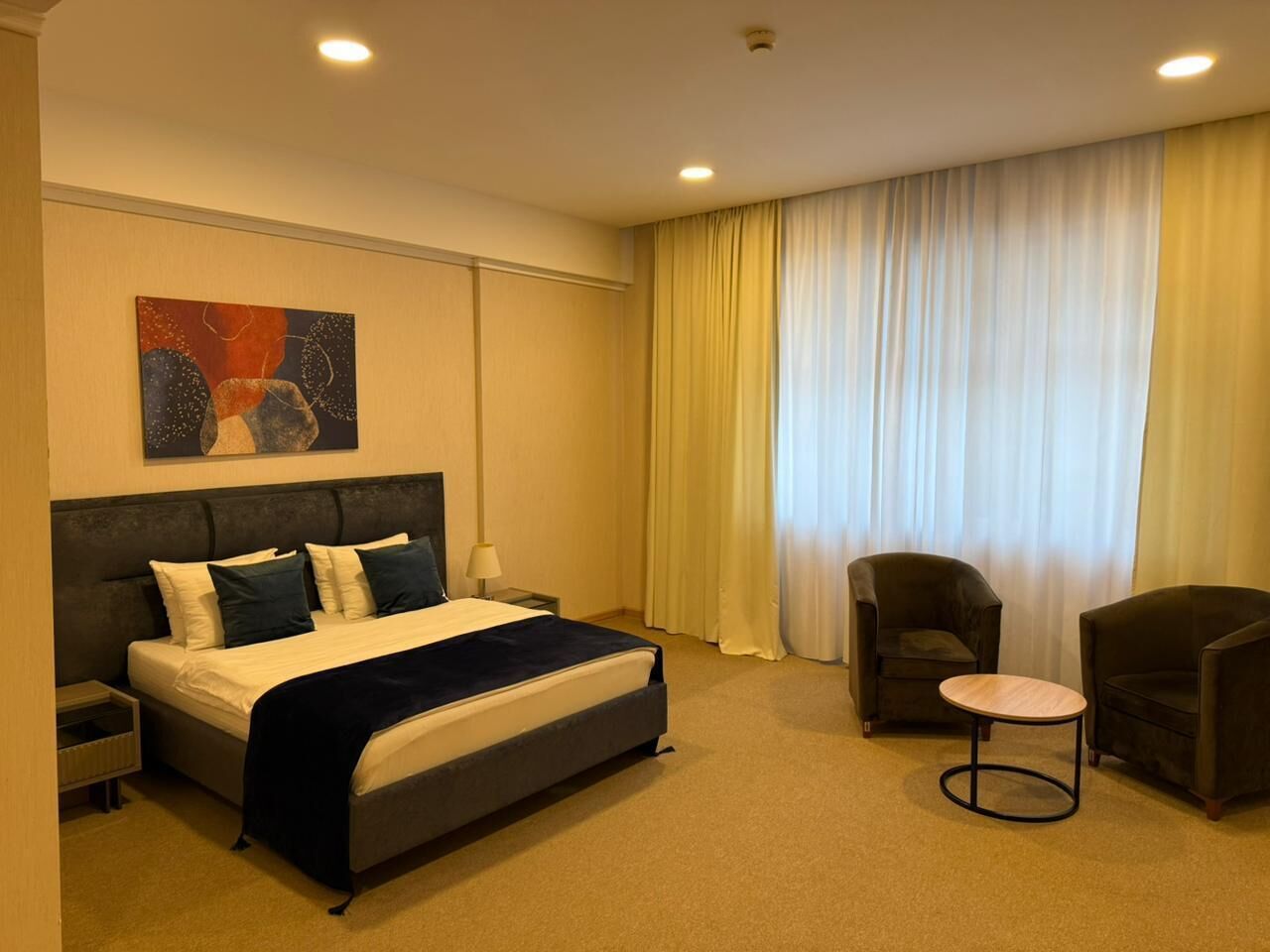 Escritorio, sistema de insonorización y tabla de planchar con plancha 