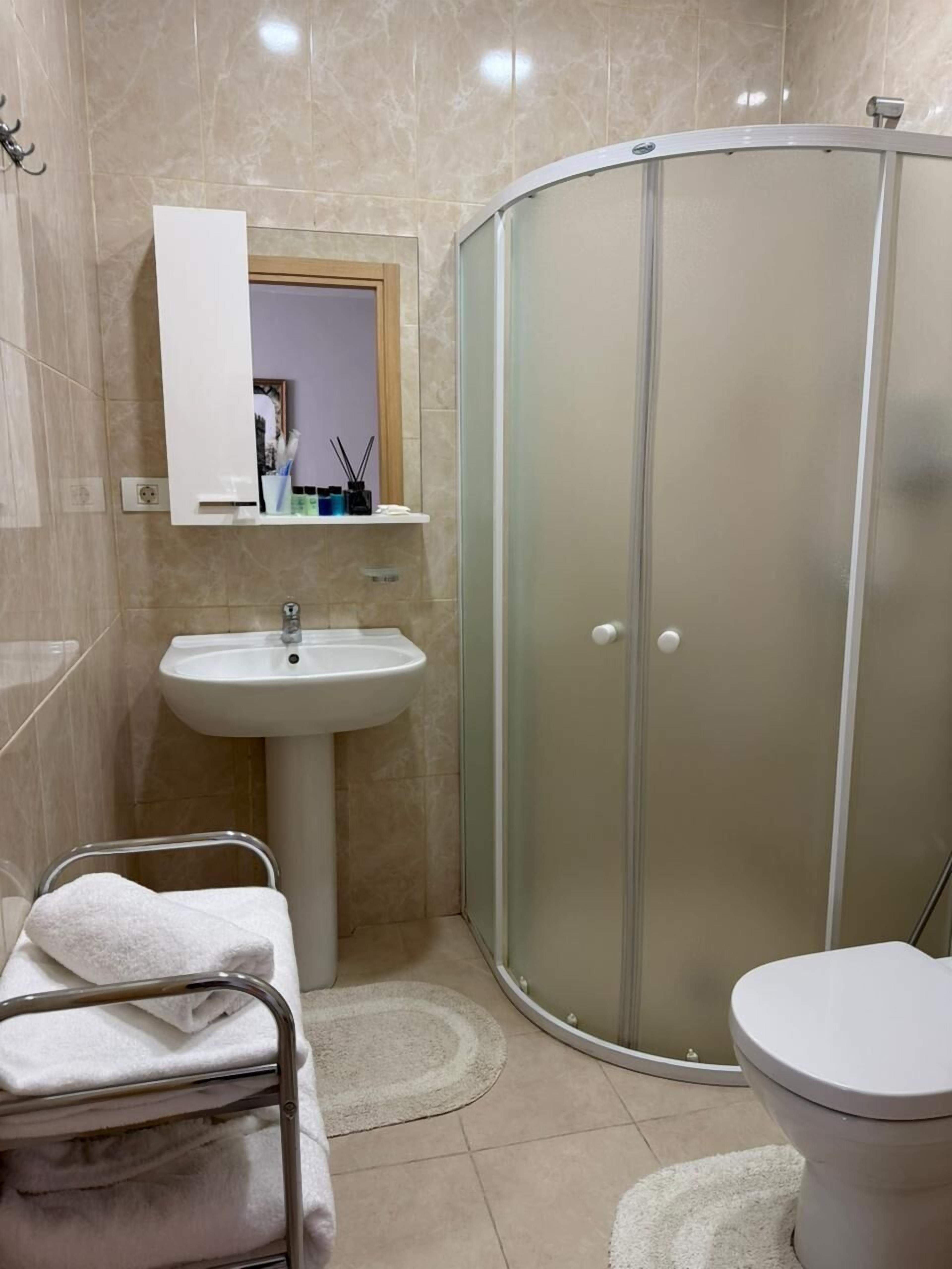 Quarto casal luxo, vista para a cidade | Banheiro | Secador de cabelo, chinelos, toalhas de banho, sabonete