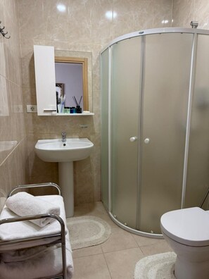 Habitación Deluxe doble, vistas a la ciudad | Baño | Secador de pelo, zapatillas, toallas y jabón