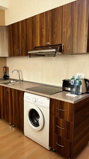Microwave, cookware/dishes/utensils - Arena Hotel Baku (Baku)