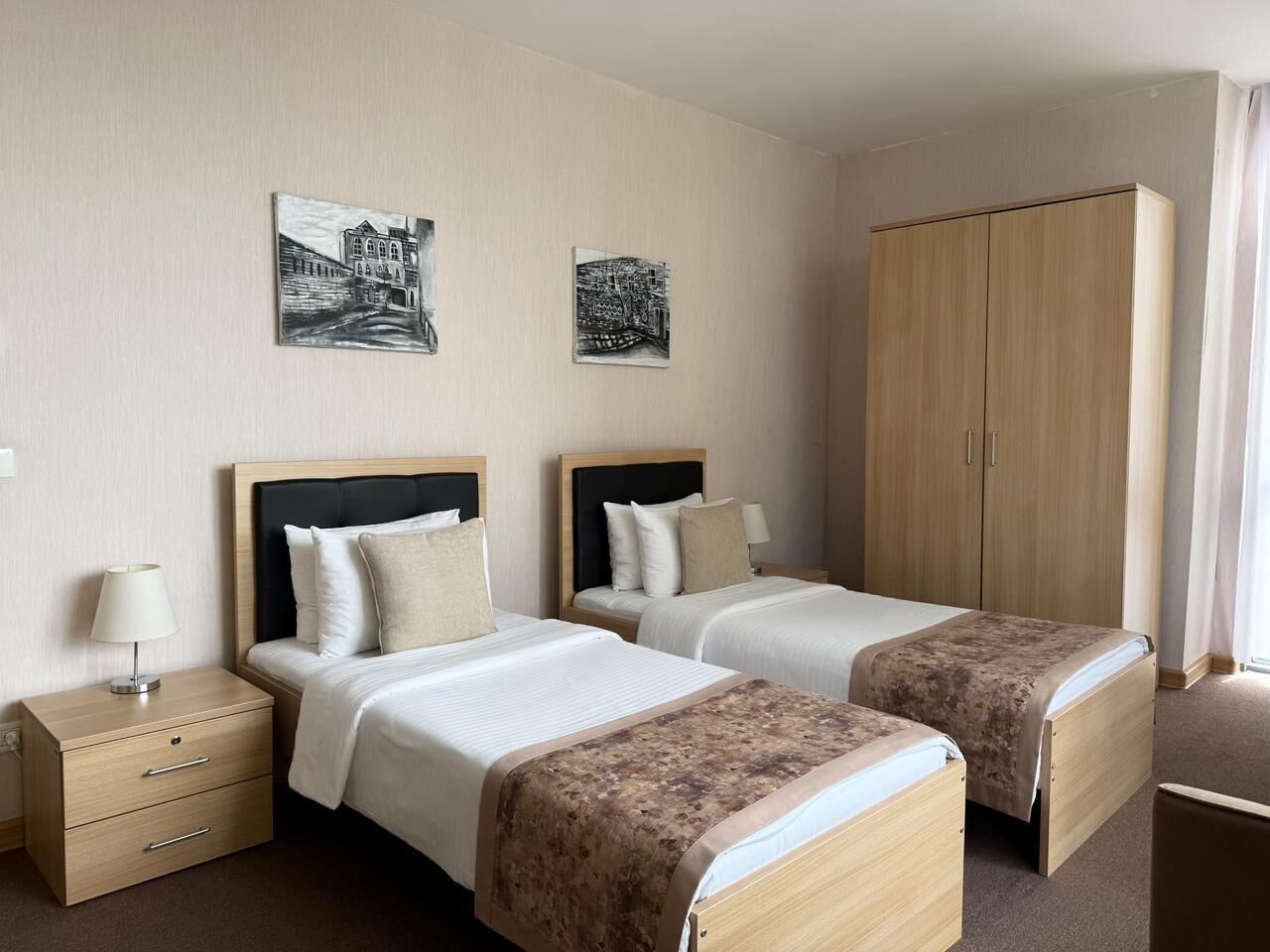 Quarto duplo standard, para não fumantes, vista para a cidade | Escrivaninha, quartos à prova de som, ferros/tábuas de passar roupa