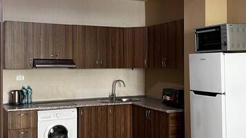 Microwave, oven, stovetop, cookware/dishes/utensils