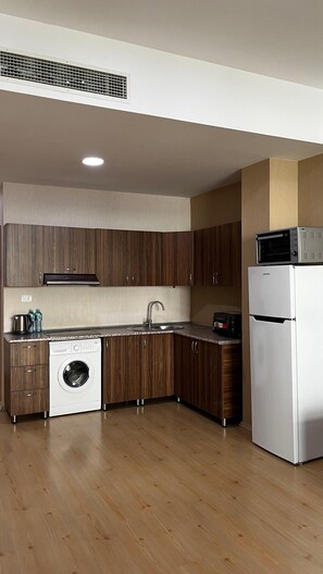 Microwave, oven, stovetop, cookware/dishes/utensils - Arena Hotel Baku (Bakı)