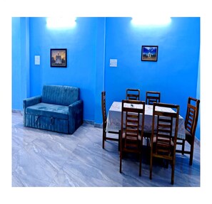 Leilighet – deluxe | Oppholdsområde | En 32-tommers LCD-TV med kabel-kanaler