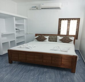 Egyptian cotton sheets, premium bedding, free WiFi - Golden Home Stay (Puducherry)
