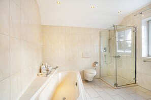 Shower, hair dryer, towels - Apartment 'Schmallenberger MauerBlümchen' with Private Terrace and Wi-Fi (Schmallenberg)