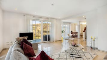 Tv, dvd-spelare och en stereo