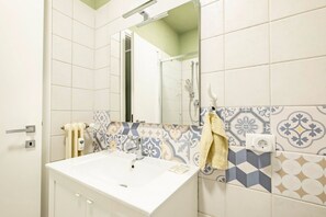 Regadera, bidet, toallas 