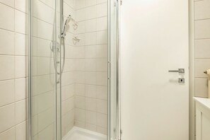 Douche, sèche-cheveux, bidet, serviettes fournies
