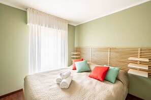 2 habitaciones y tabla de planchar con plancha 