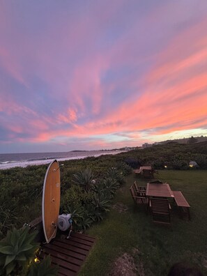 Outdoor dining - Beach bliss - direct beach access apartment (Narrabeen)