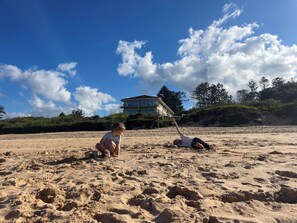 Beach - Beach bliss - direct beach access apartment (Narrabeen)