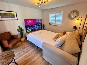 2 soveværelser, skrivebord, strygejern/strygebræt, weekendseng