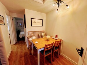 Dining - Sleek, smart, and steps from Historic High Street (Odiham)