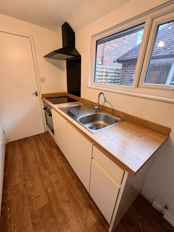 Private kitchen - Cosy & Modern Self Contained Apartment. Central and no cleaning fee! (Odiham)