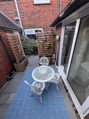 Outdoor dining - Cosy & Modern Self Contained Apartment. Central and no cleaning fee! (Odiham)