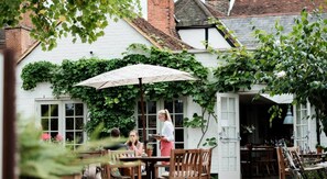 Outdoor dining - Cosy & Modern Self Contained Apartment. Central and no cleaning fee! (Odiham)